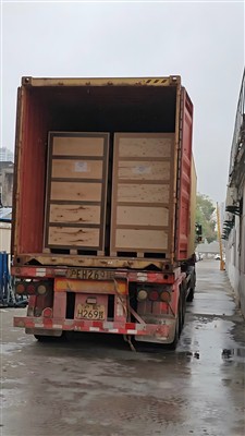 Automaty sprzedające świeżo wyciśnięty sok pomarańczowy – załadunek konteneró...